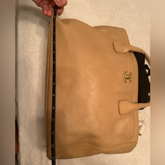 CHANEL Executive Tote Bag Vintage Beige Caviar Leather Medium 24k Gold Hardware - Picture 10 of 13
